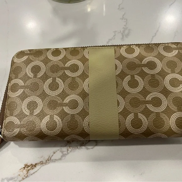 Authentic Coach Large Zipper Classic "C" Wallet (Tan/Brown) - Picture 8 of 8